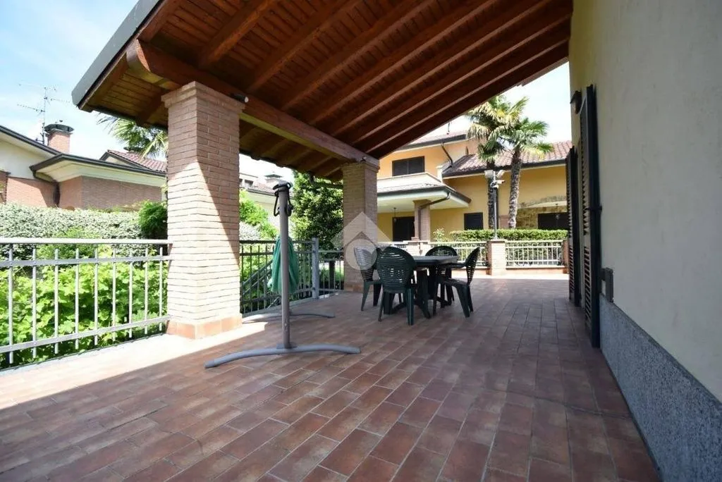 Terrace - Luxury Villa with Private Garden in Brugherio