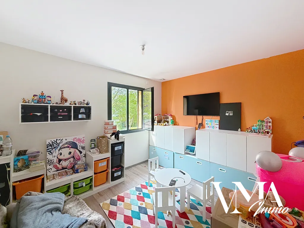 Pièces - Villa Familiale avec Jardin dans le Secteur Pierres Dorées