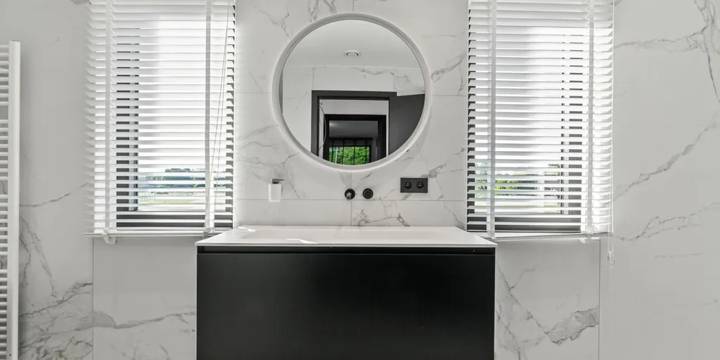 Salles de bain - Maison Moderne avec Espace de Travail à Genk