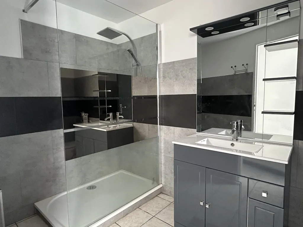 Salles de bain - Maison de 4 Pièces au Centre de Lavardac