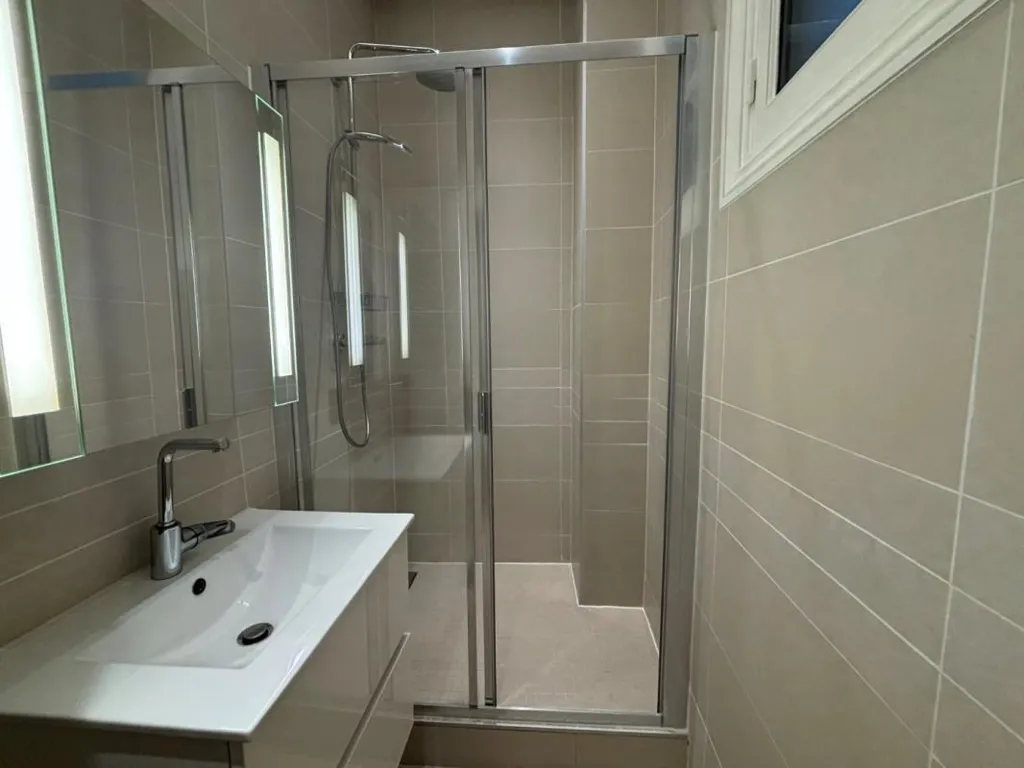 Bagni - 7-Piece Flat with High Ceilings in Paris