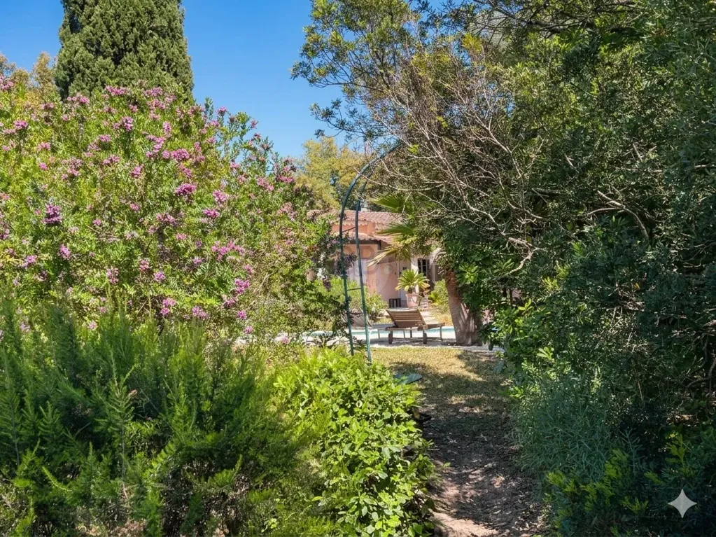 Aed - Provençal Villa with Pool in Fréjus
