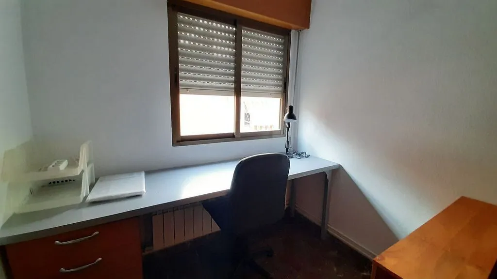 Bureau - Student-Friendly Flat with Terrace in Lima Street