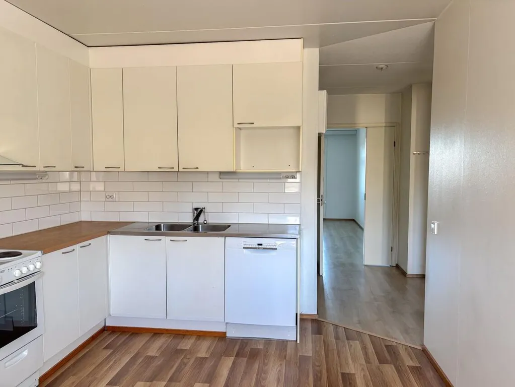 Köök - Spacious Flat with Balcony in Länsimäki, Vantaa