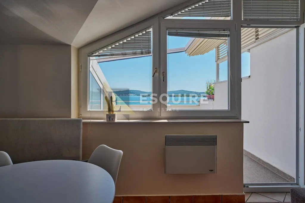 Söögituba - Seafront Apartment with Terrace in Turanj