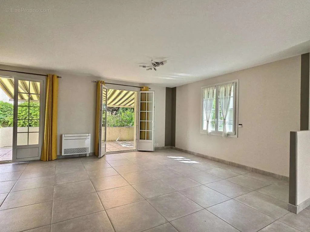Séjour - Maison Lumineuse avec Véranda à L'Houmeau