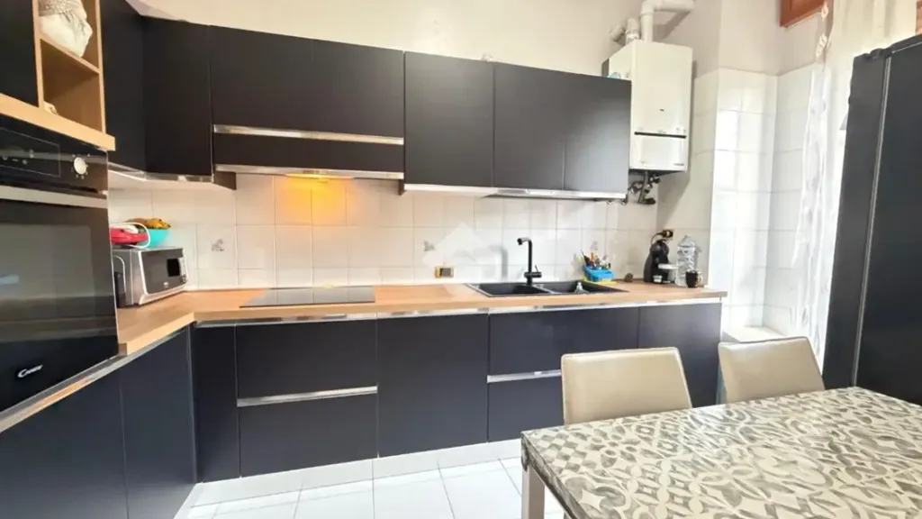 Köök - Spacious Apartment with Private Balcony in Seregno