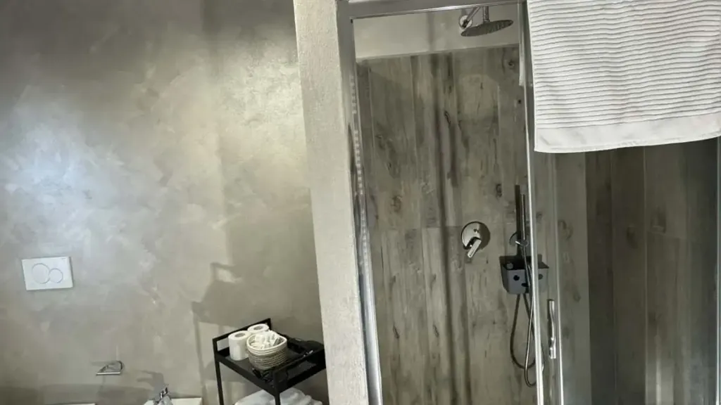 Bathrooms - 1-Bedroom Apartment with Private Parking in Basiglio