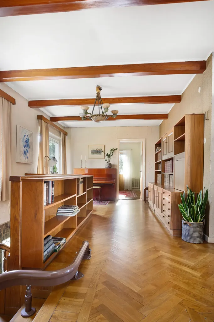Bureau - Disponent Villa with Lake View in Lindesberg
