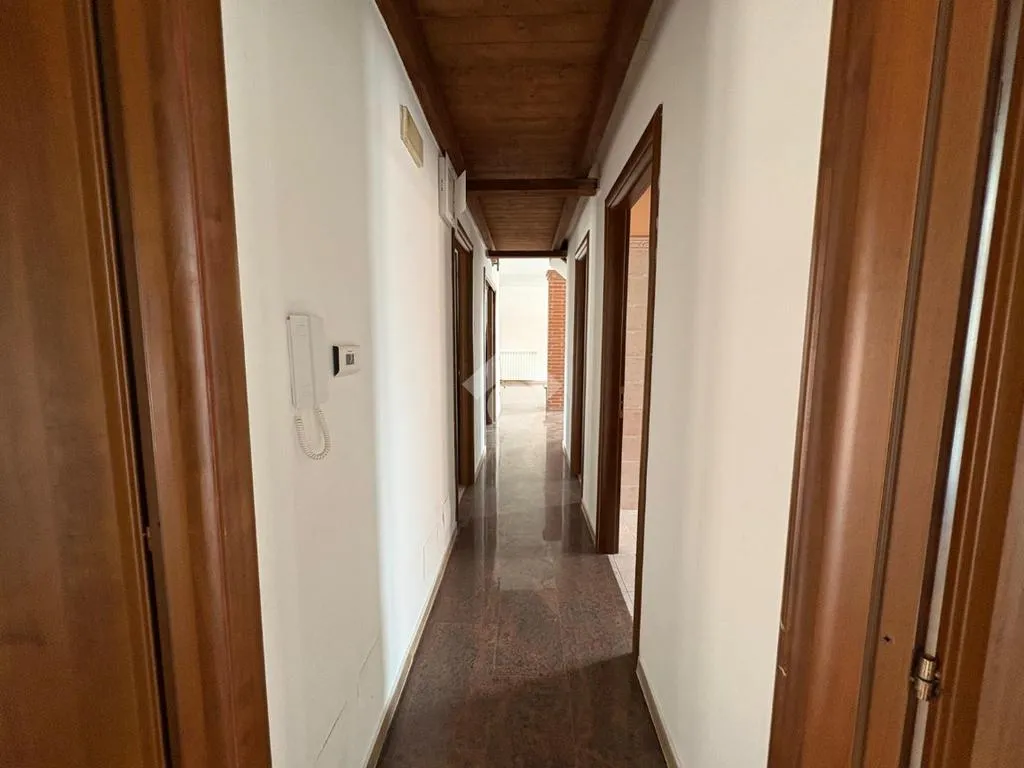 Hallway - Spacious 4-Bedroom Apartment in Sozzago
