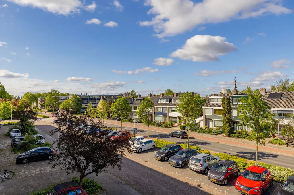 Välivaade - Corner Flat with West Balcony in Central Location