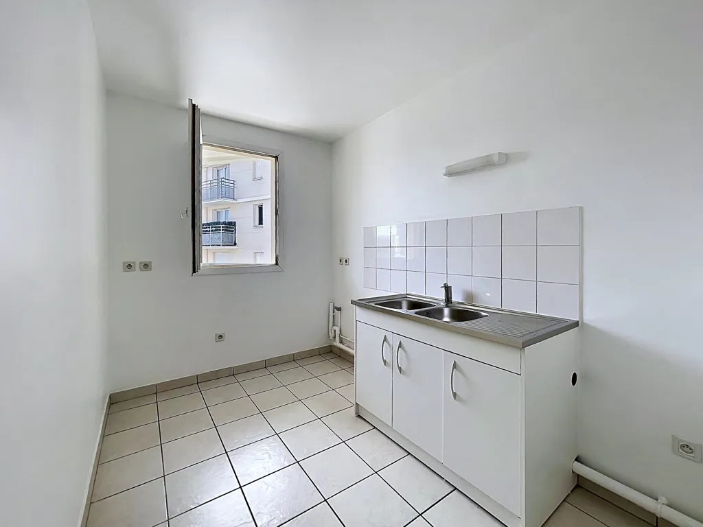 Köök - 3-Bedroom Apartment with Balcony in Chatillon
