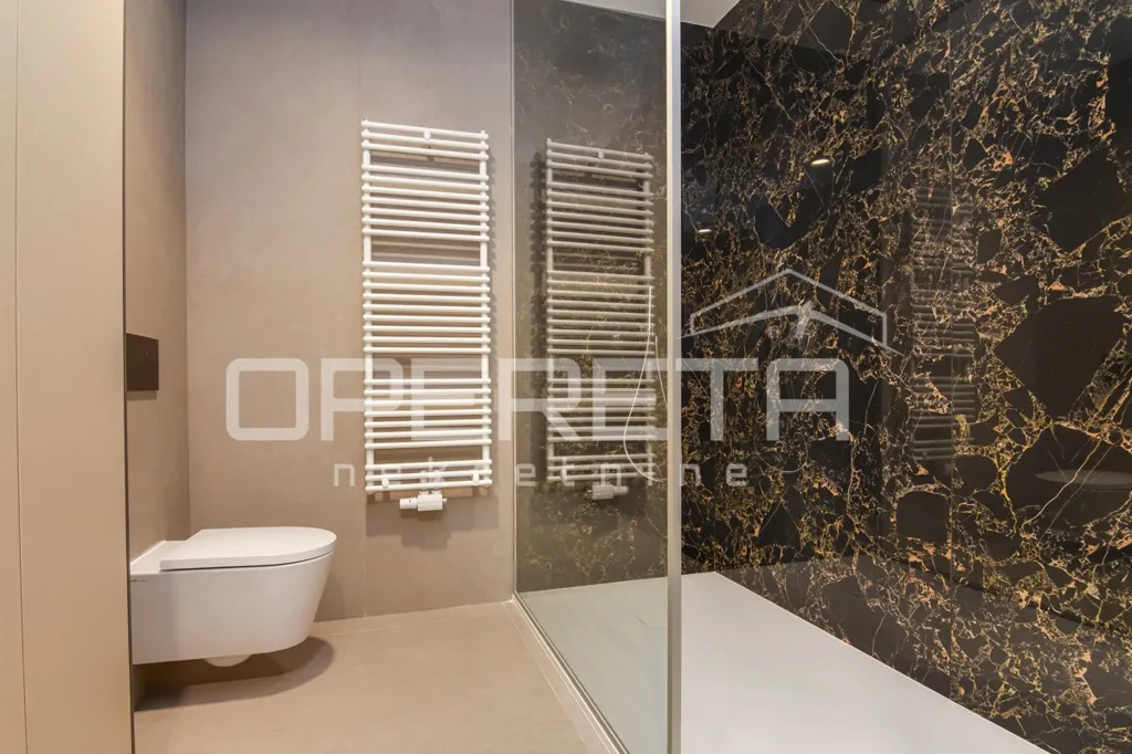 Salles de bain - 4-Room Apartment with Cathedral View in Centar