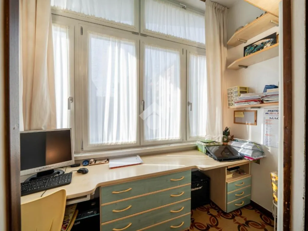 Bureau - Modernised 3-Room Apartment in Sacca, Modena
