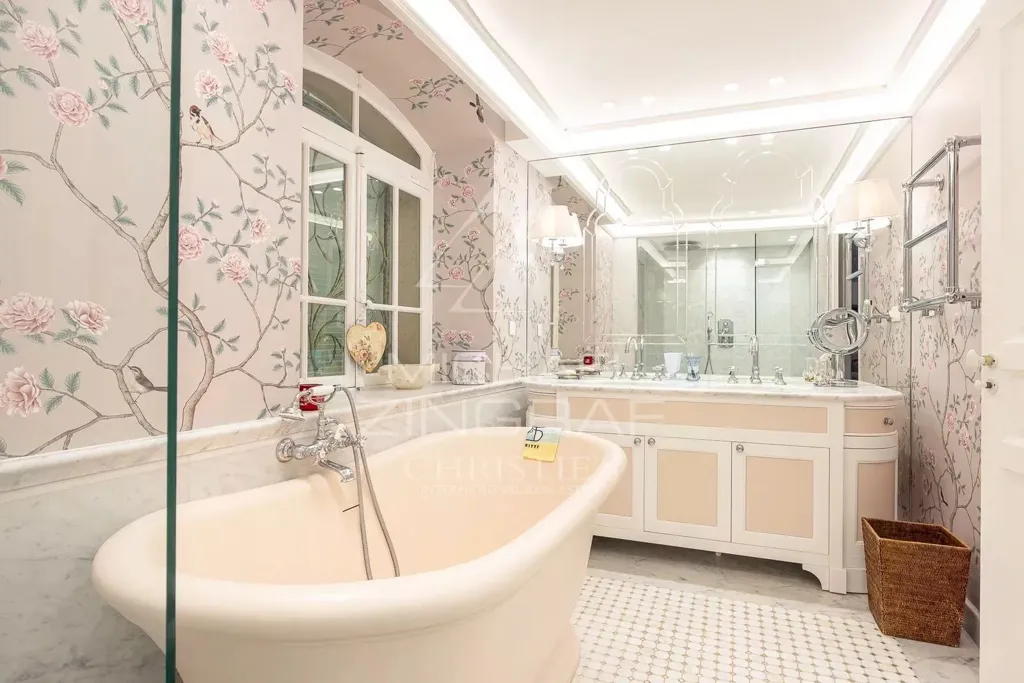 Bathrooms - Villa with Sea View near Cap d'Antibes