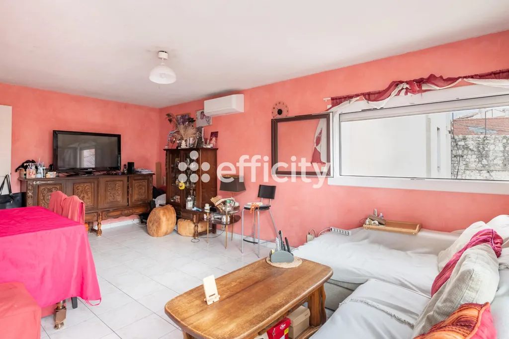 Living Room - Spacious 3-Bedroom Apartment in Marseille