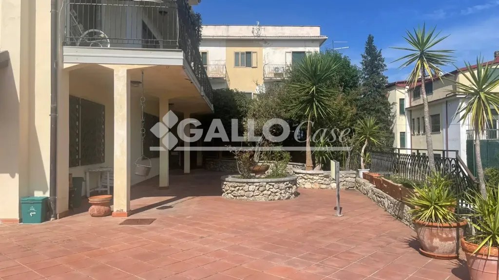 Giardino - Ground Floor Apartment with Courtyard in Cosenza