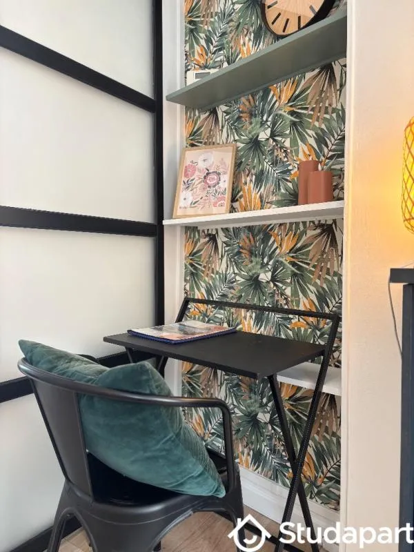 Bureau - Appartement Lumineux avec Coin Bibliothèque à Paris