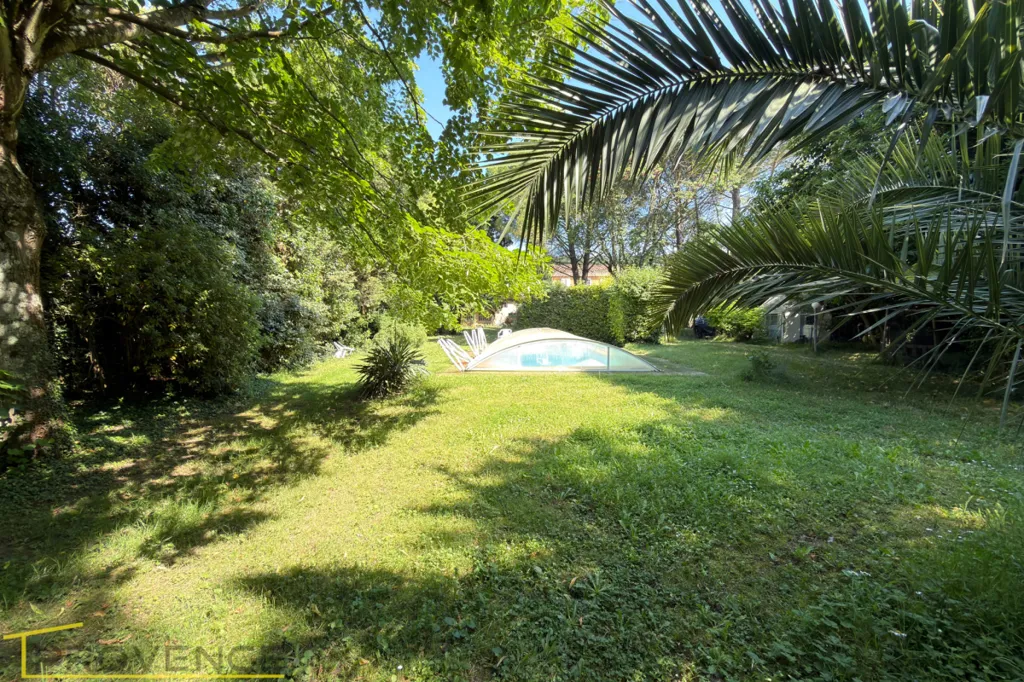 Jardin - Maison de 9 Pièces avec Piscine à Montélimar