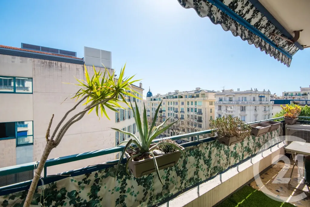 Rõdu - 4-Bedroom Apartment with Terrace in Nice