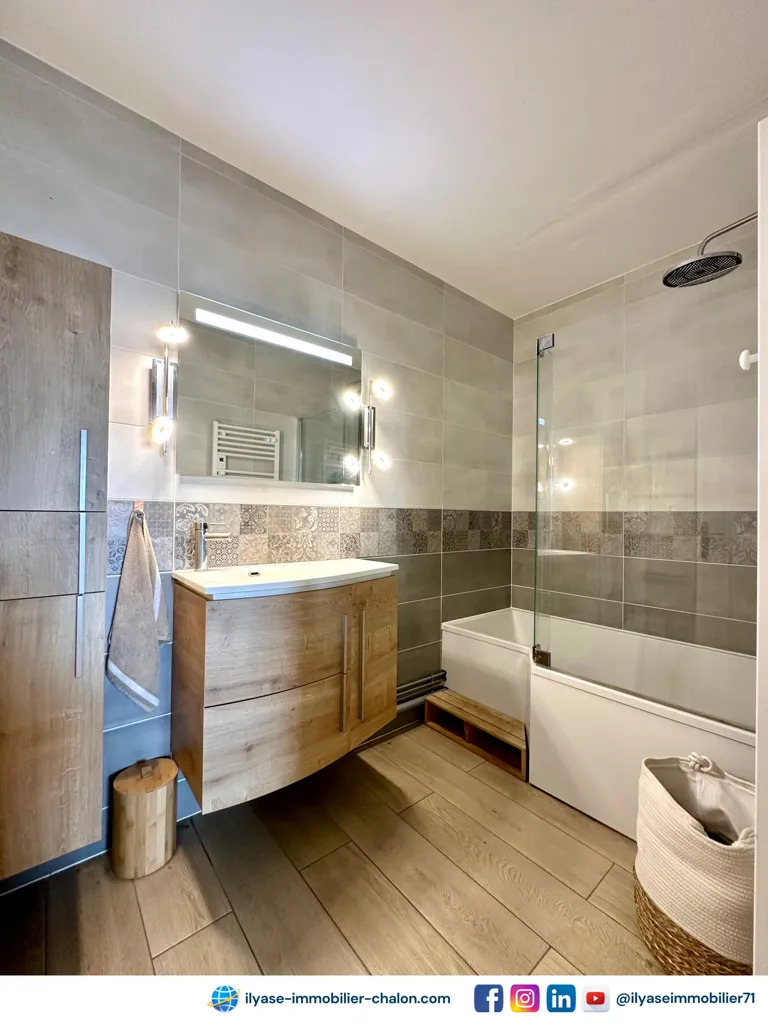 Bathrooms - Bright T4 Apartment with Balcony in Chalon-sur-Saône