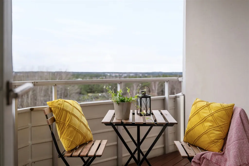 Rõdu - Spacious Apartment with Balcony in Söderby