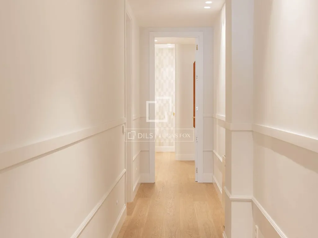 Hallway - Luxury Flat with High Ceilings in Salamanca