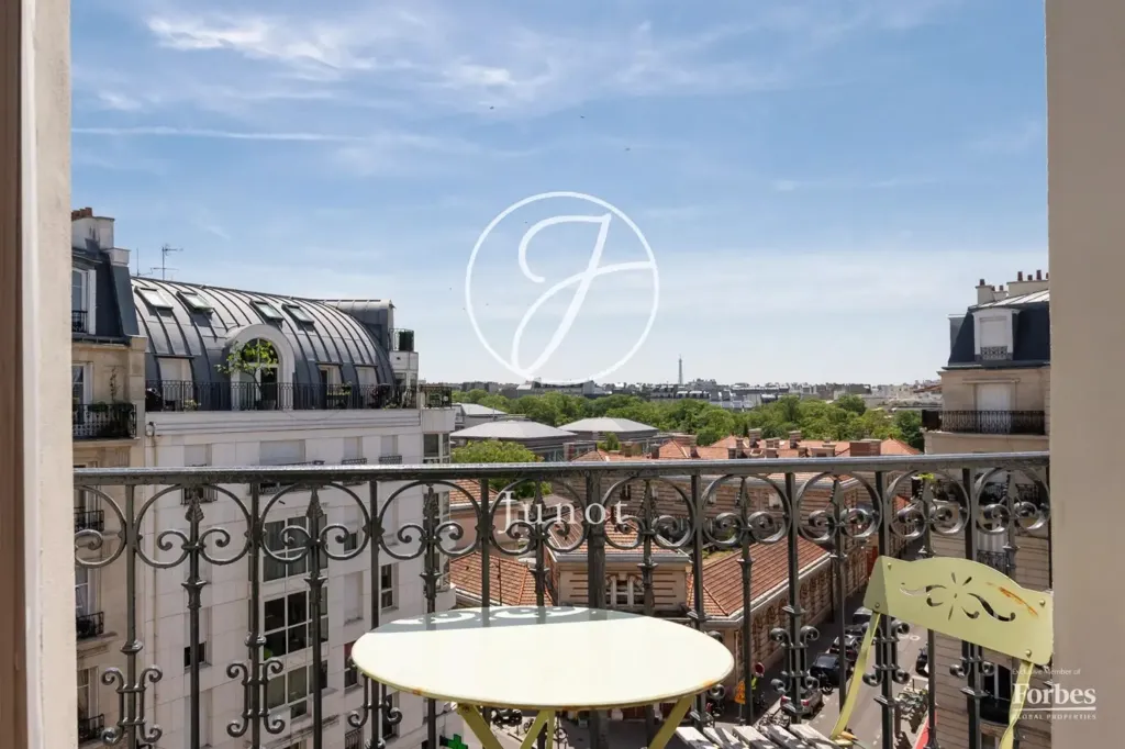 Rõdu - Apartment with Eiffel View in Paris 18th