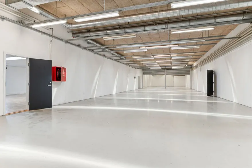 Pièces - Office and Warehouse with Prominent Facade in Hasle