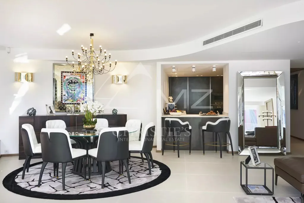 Dining Room - 3-Bedroom Apartment with Concierge on Croisette, Cannes