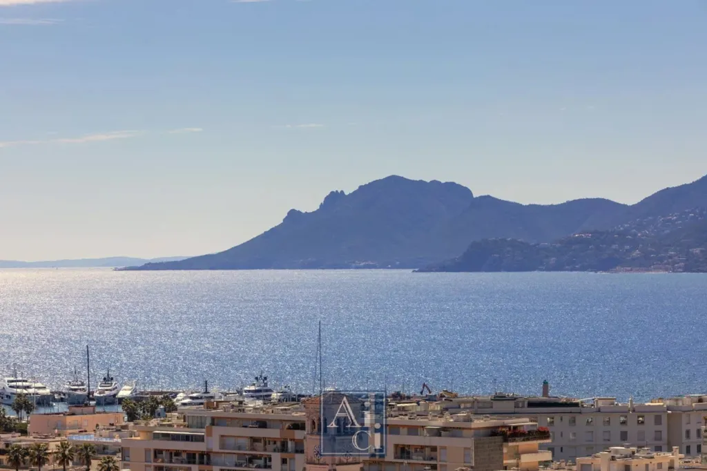 Balcon - Appartement Traversant avec Vue Panoramique à Cannes