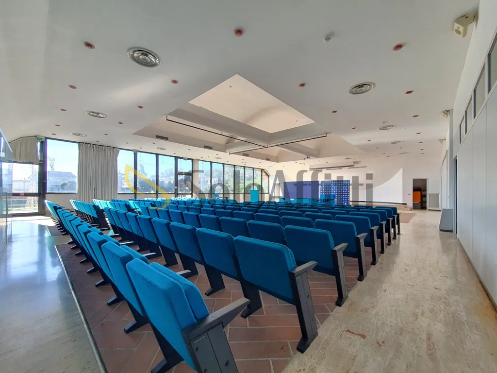 Söögituba - Open Space Office with Parking in Catanzaro Lido