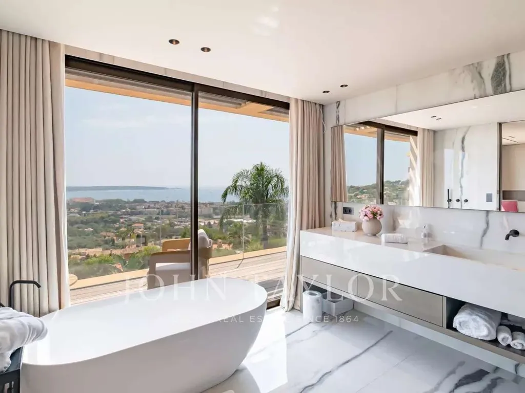 Salles de bain - Villa Luxueuse avec Vue Mer à Golfe-Juan