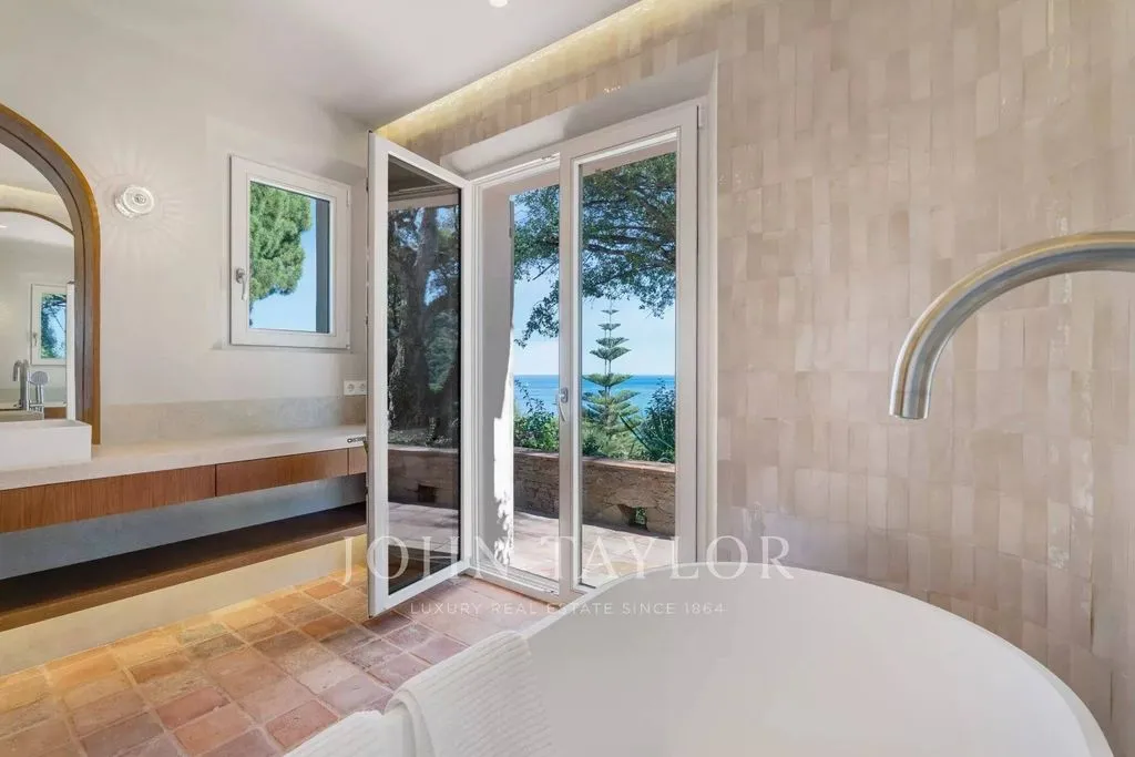 Salles de bain - Maison de Luxe avec Vue Mer à Ramatuelle