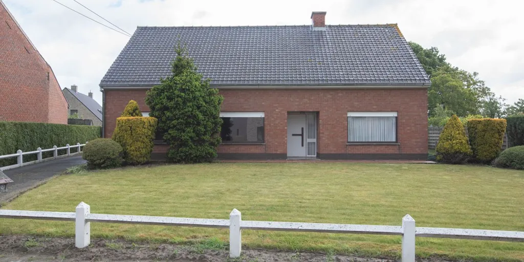 Välivaade - Renovatable House with Garden in Kortemark