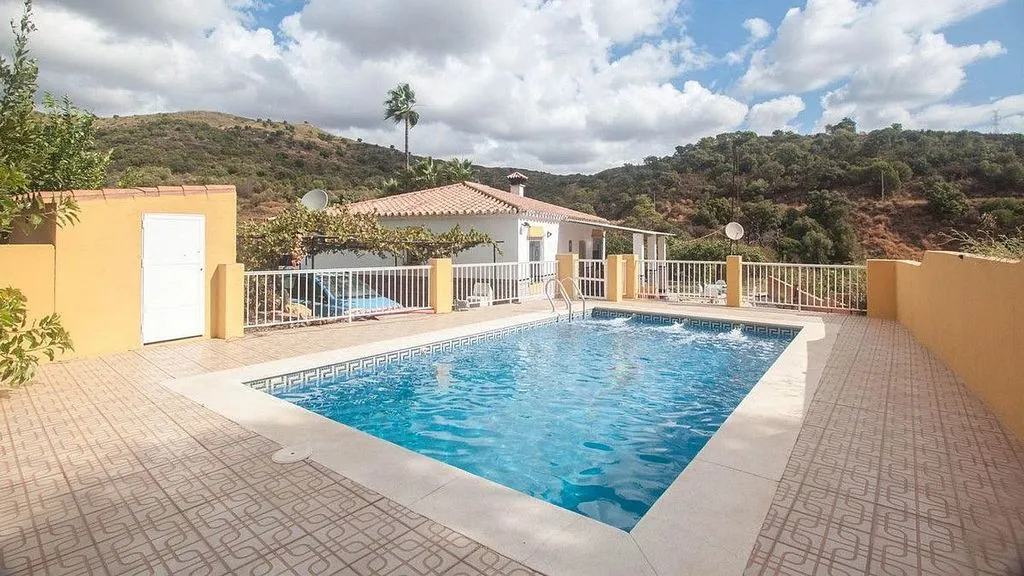 Bassein - Rural House with Pool in Estepona