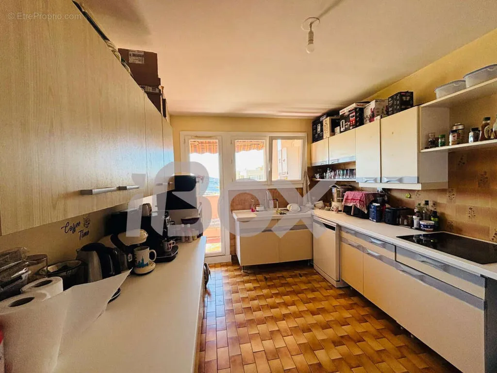 Köök - Bright Apartment with Balcony near Toulon