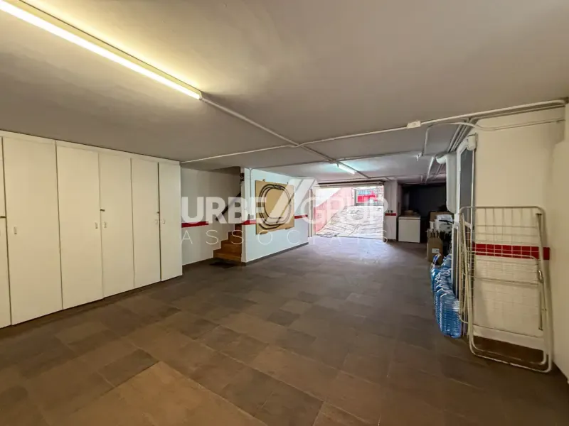 Garaaž - Detached Corner House with Multiple Terraces in Martorell