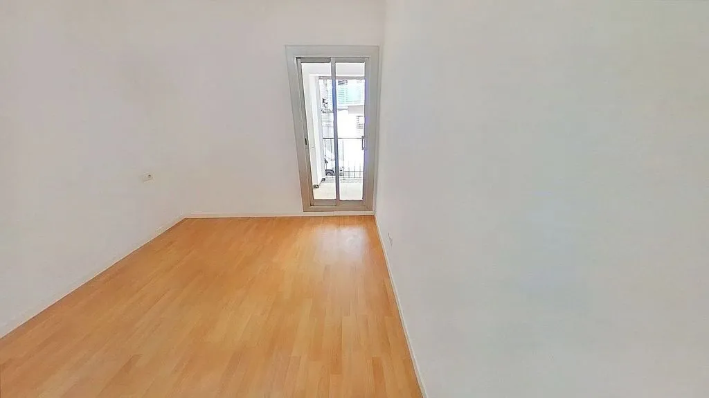 Toad - Three-Bedroom Flat with Metro Access in Verdun