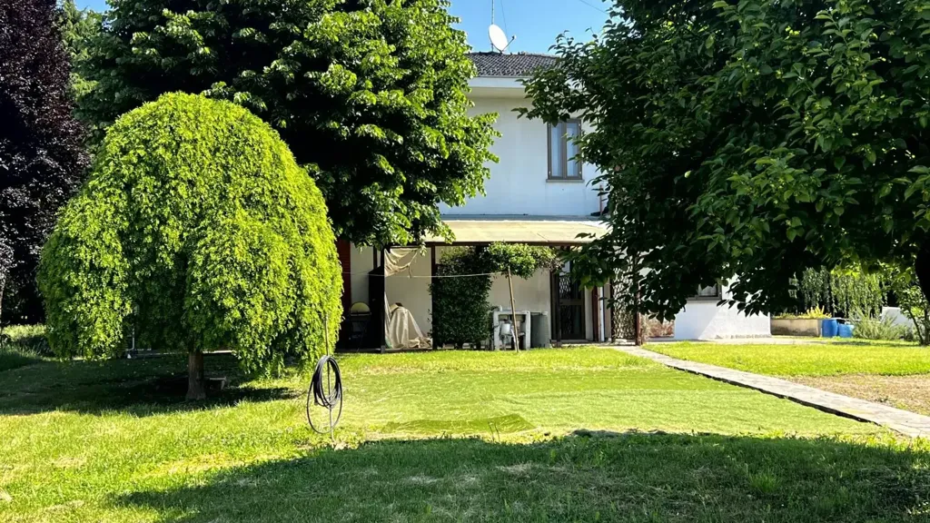 Aed - Villa with Edificabile Potential in Bernareggio