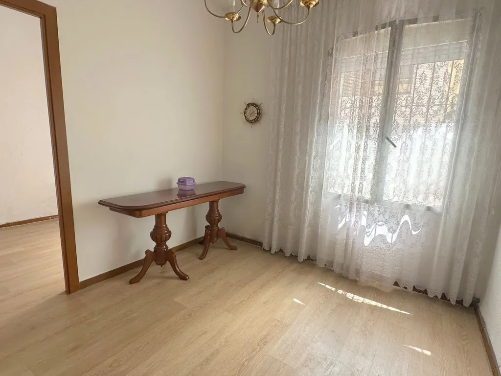 Magamistoad - 2-Bedroom Flat with High Ceilings in Adelfas