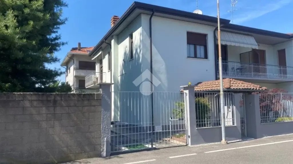 Välivaade - Bifamily Villa Portion with Balcony in Parabiago