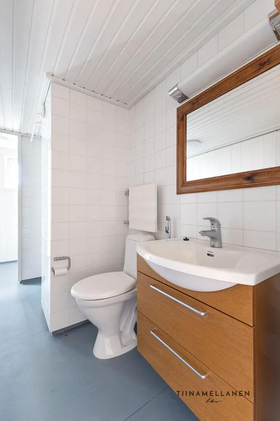 Vannitoad - Spacious Corner Apartment with Balcony in Canal Area