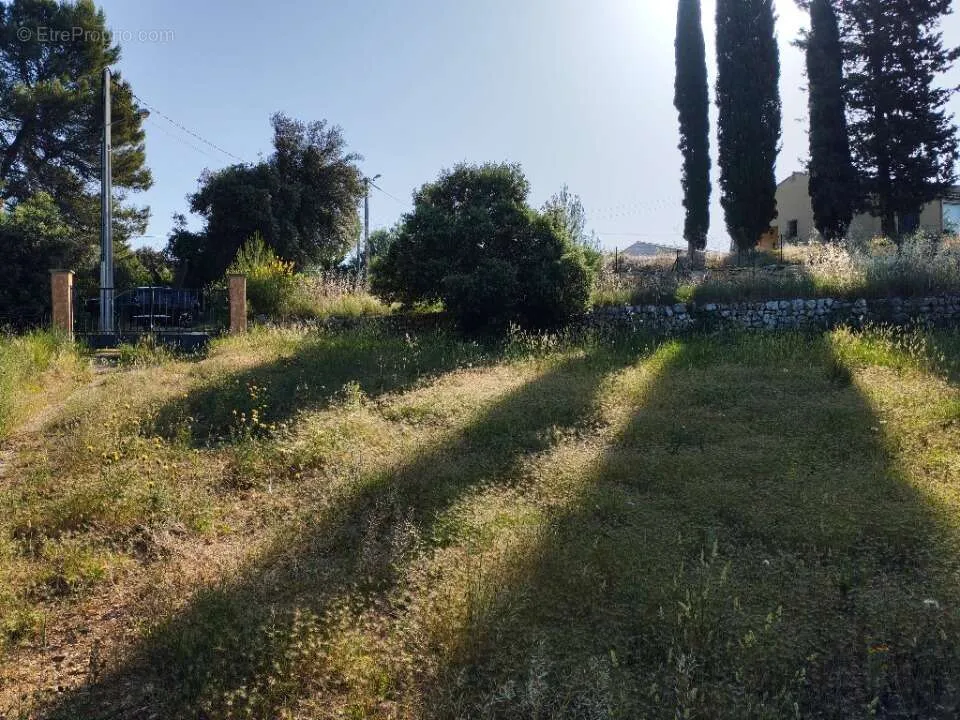 Aed - Buildable Plot with Garden in Lorgues