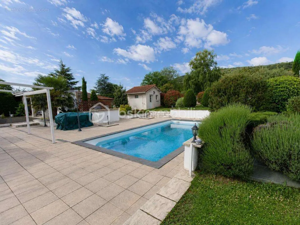 Piscine - Maison Traditionnelle avec Piscine sur Parcelle Arborée à Proximité
