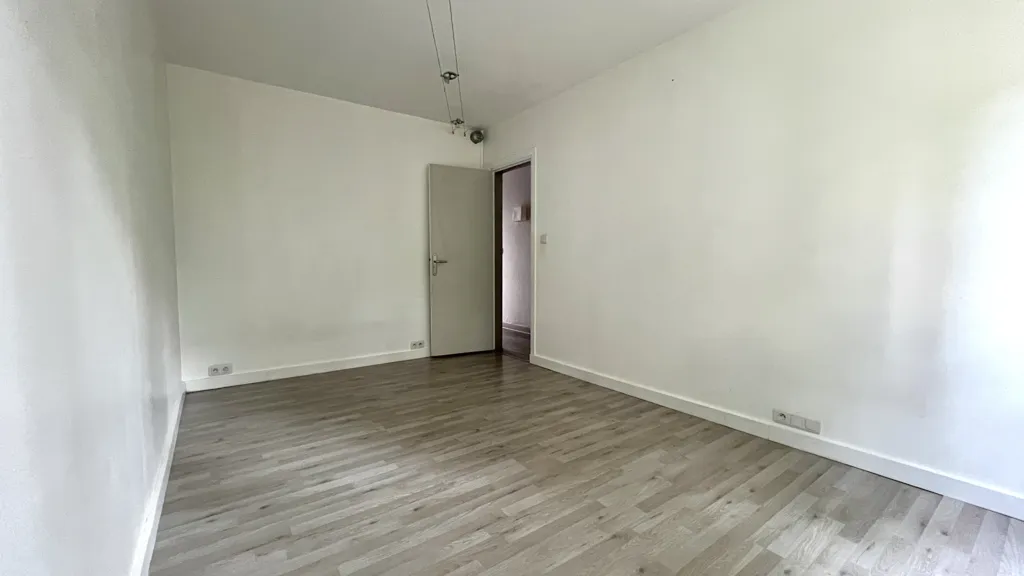 Toad - 4-Piece Apartment with Terrace in L'Haÿ-les-Roses