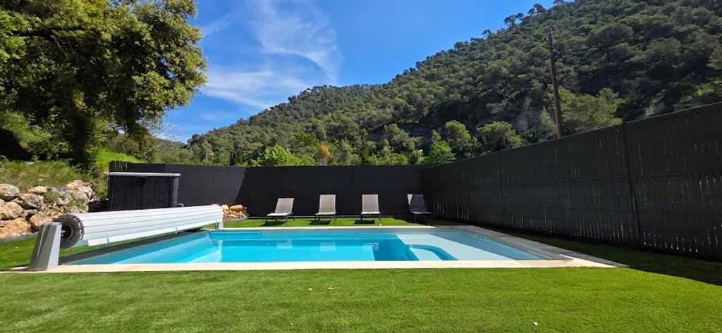 Piscine - Maison Contemporaine avec Piscine à Tourrette-Levens