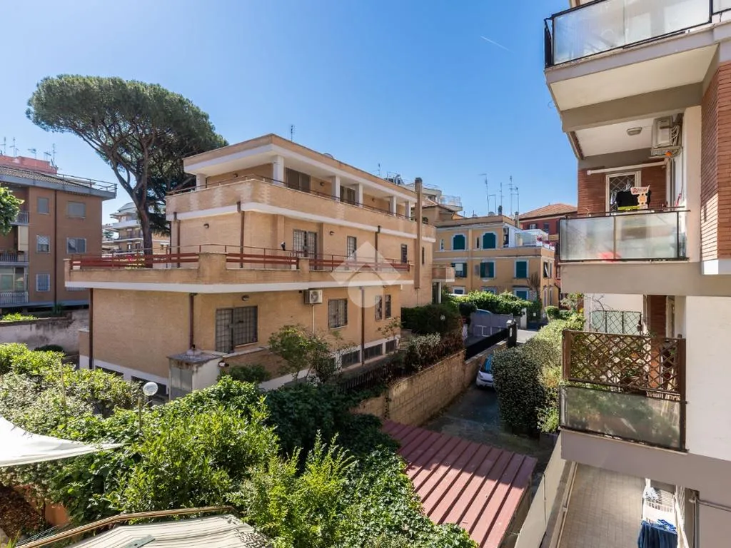 Rõdu - Renovated 2-Bedroom in Pineta Sacchetti, Rome