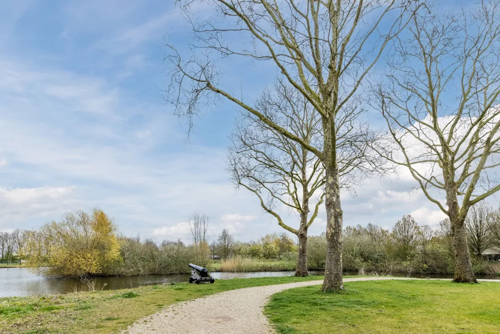 Modern Tussenwoning with Water View in IJssel