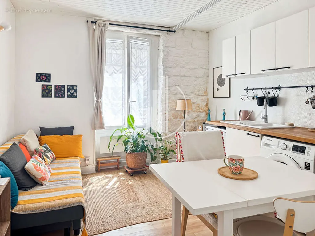 Cuisine - Appartement Lumineux avec Murs en Pierre à Paris XIV